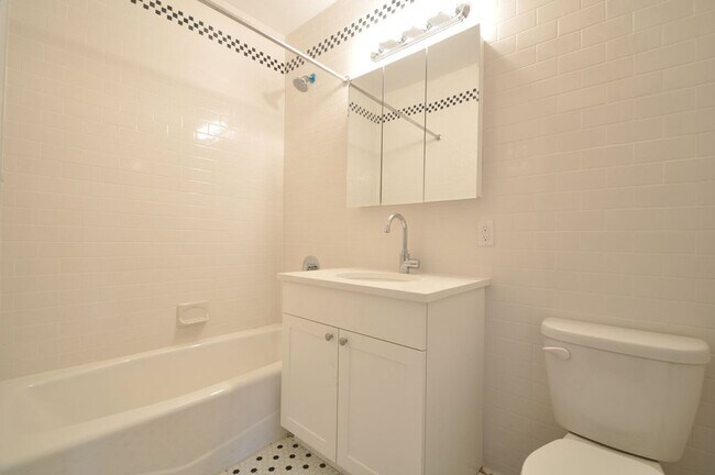 Building Photo - 358 W 45th St