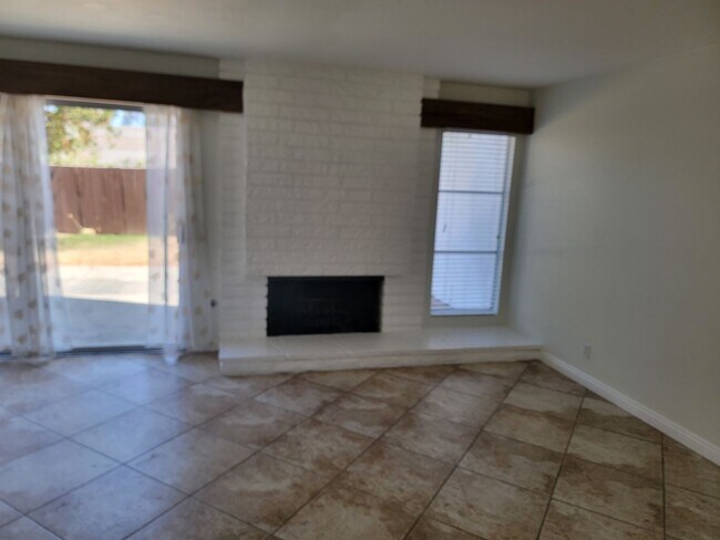 Building Photo - 4 Bedroom Home