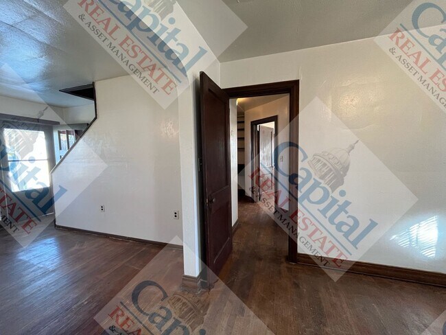 Building Photo - Charming 3 Bedroom