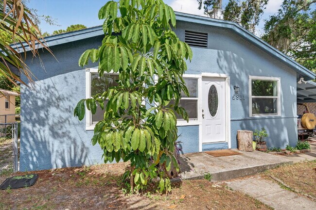 Building Photo - Location, Location, location! Large 3 Bedroom, 2 Bathroom Home for rent. This home has recently b...