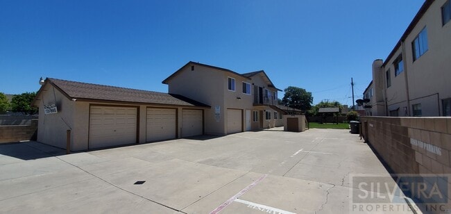 Building Photo - Comfortable upstairs apartment space