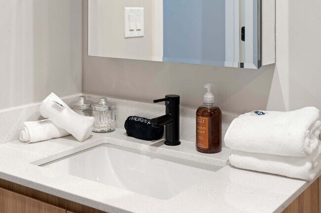 Building Photo - 6044 N Winthrop Ave