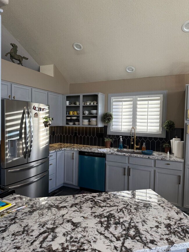 Building Photo - Single Family Beautiful Furnished 3 Bedroom/2.5 Bathroom with Flexible Lease terms.