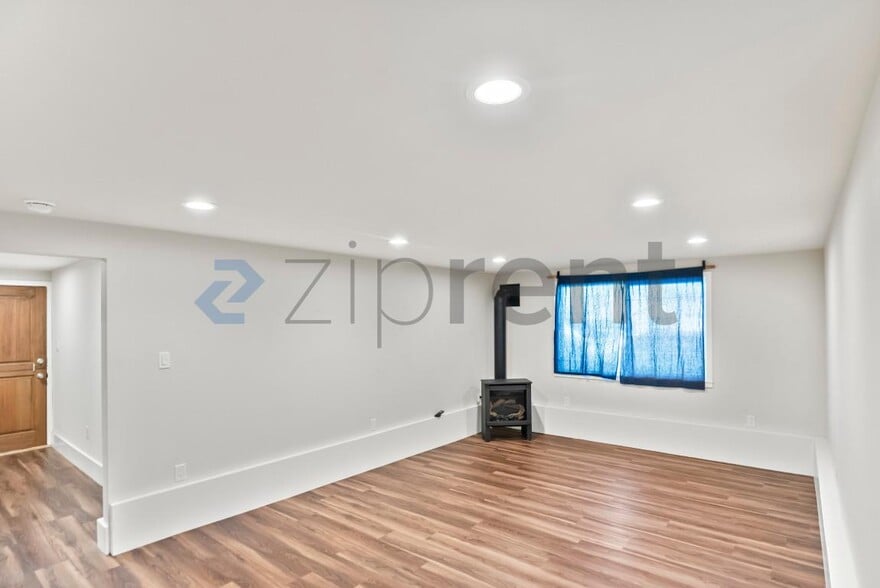 Building Photo - 6000 Bayview Ave