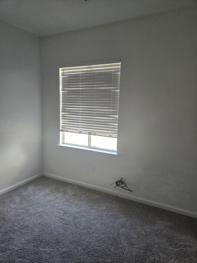 Building Photo - Home For Rent