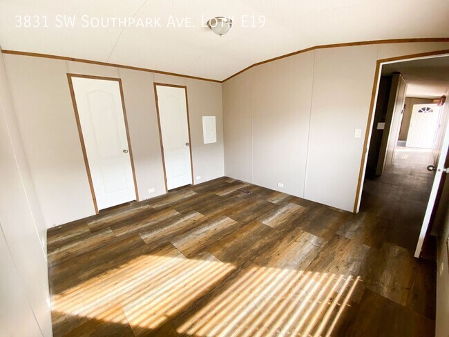 Building Photo - 3831 SW South Park Ave
