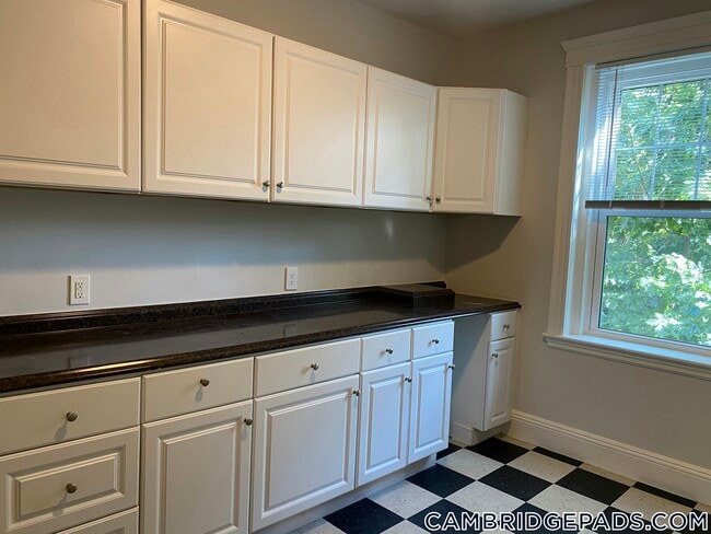 Building Photo - 18A Forest St