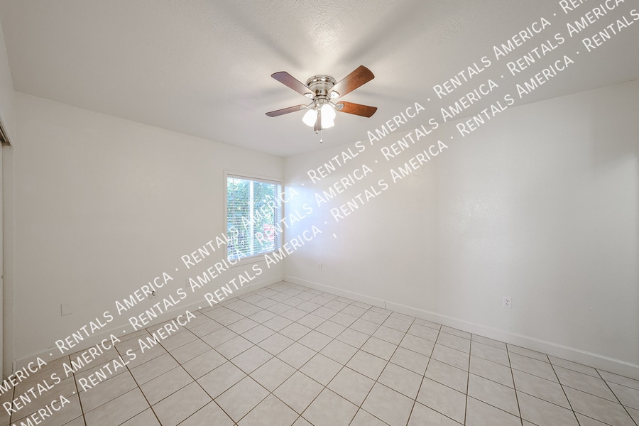 Building Photo - 712 N Santa Barbara