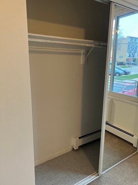 Building Photo - 2025 E Greenwich Ave