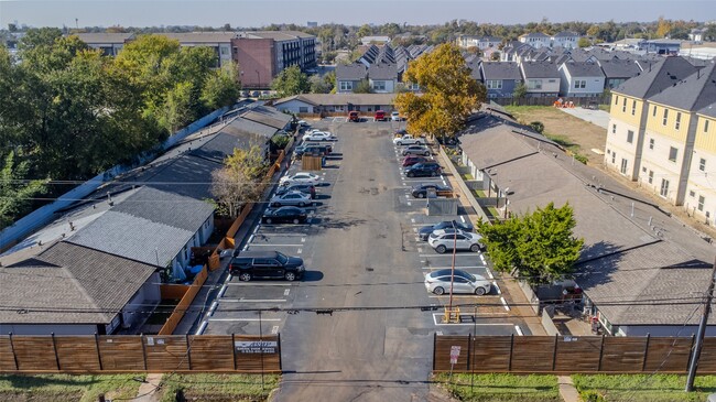 Building Photo - 1613 Northwood St