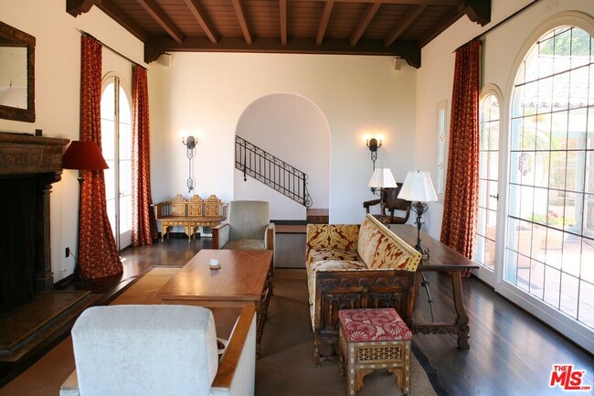 Building Photo - 2243 E Live Oak Dr