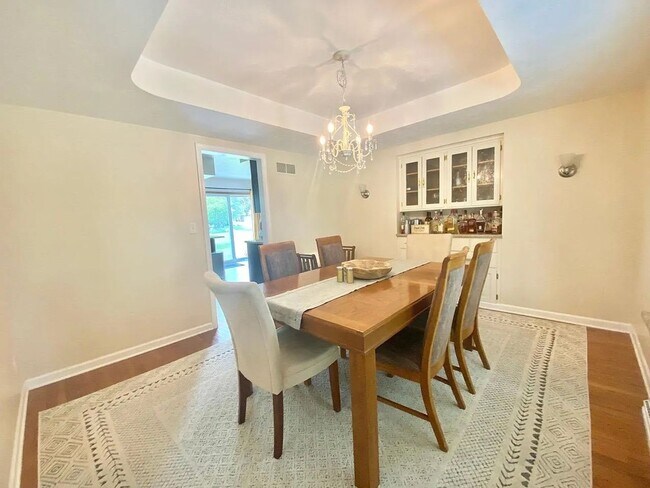 Building Photo - Desirable Mequon Home in Heart of Ville du...
