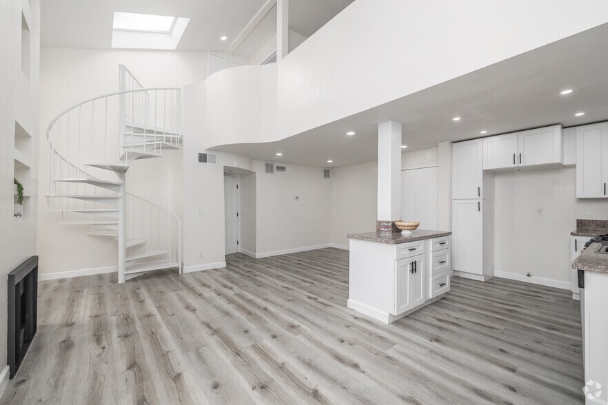 2BR, 2BA - 912SF - Living Room - 825 S. Hobart Blvd.