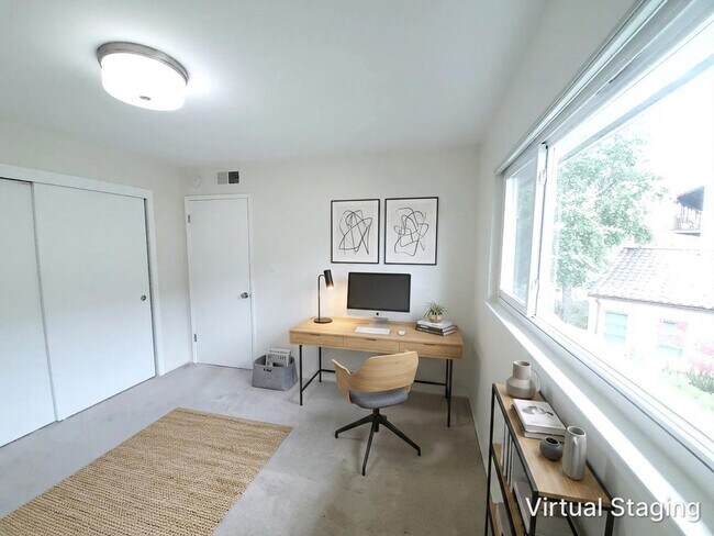 Building Photo - Lovely top floor condo unit; 2 bed/ 2 bath