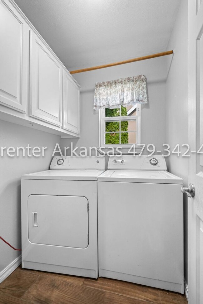 Building Photo - 2943 Setter St