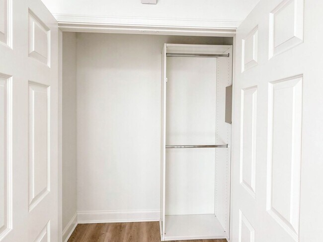 Building Photo - Beautifully renovated single-level condo in gated Newport Baycrest