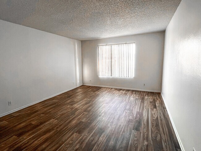 Building Photo - 1400 E Palm Canyon Dr