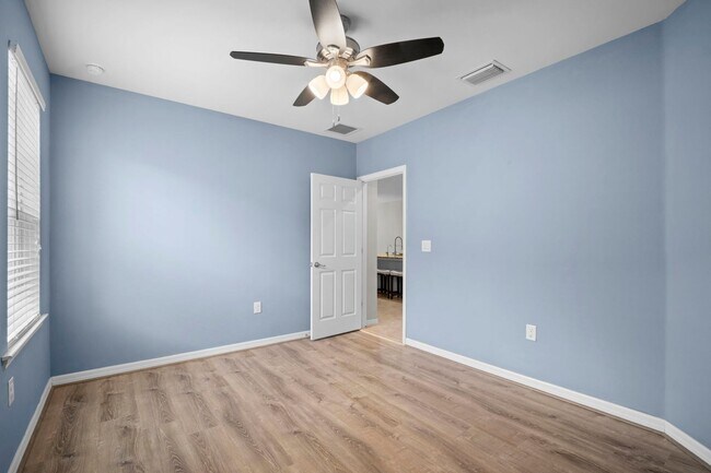 Building Photo - Stunning  2-bedr 2-bath+ Den/office home located in the desirable Lindsford in Fort Myers