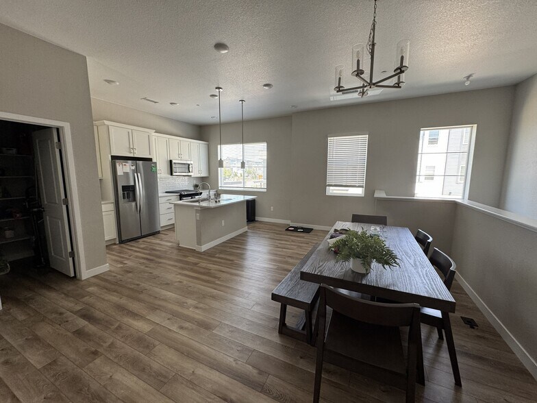 Building Photo - 1566 W 67th Dr