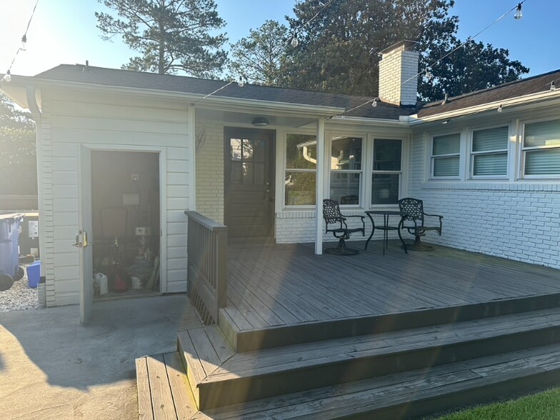 Building Photo - 749 Poinsettia St