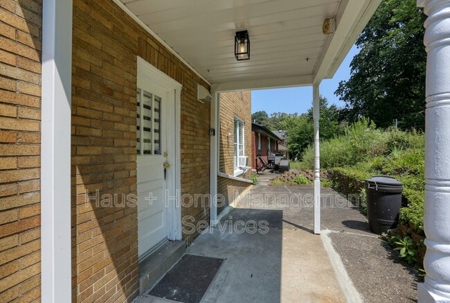 Building Photo - 544 James St