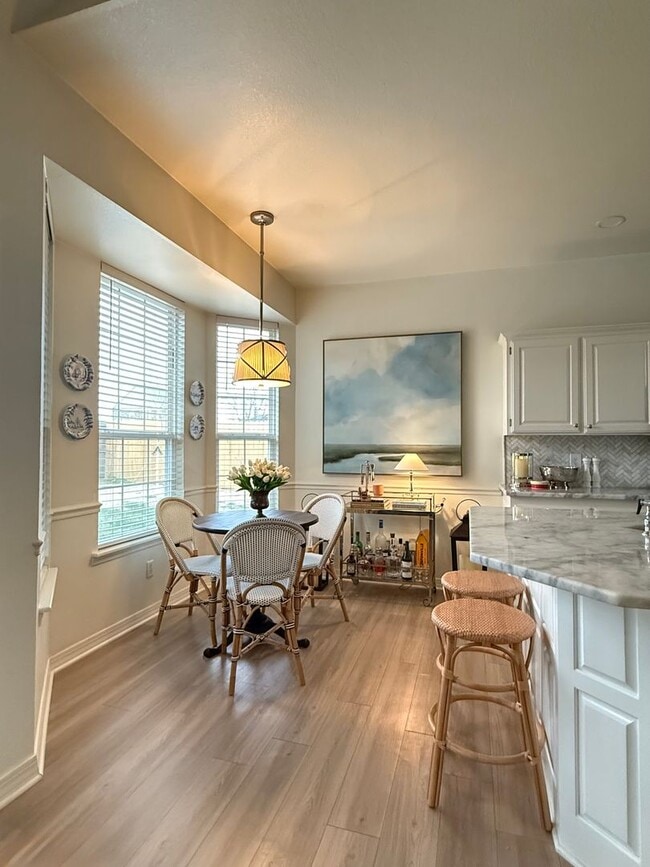 Building Photo - Available Mid-June! Stunning Home Near Col...