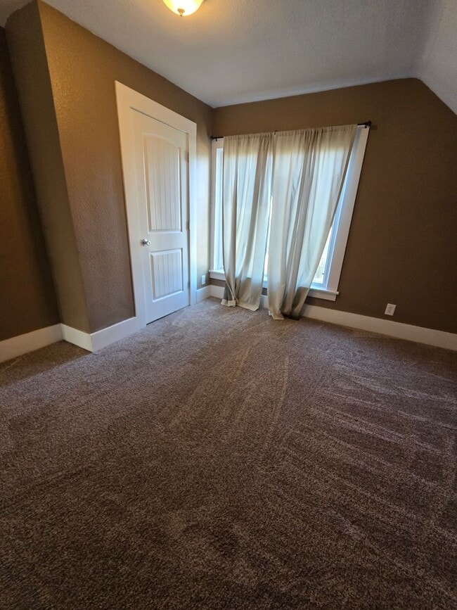 Building Photo - 2 Bed 1.5 Bath