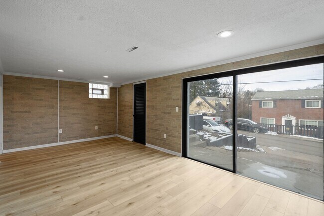 Building Photo - Ready for move in! Check out this RENOVATED 3 bedroom in BROOKLINE! UNBEATABLE LOCATION!