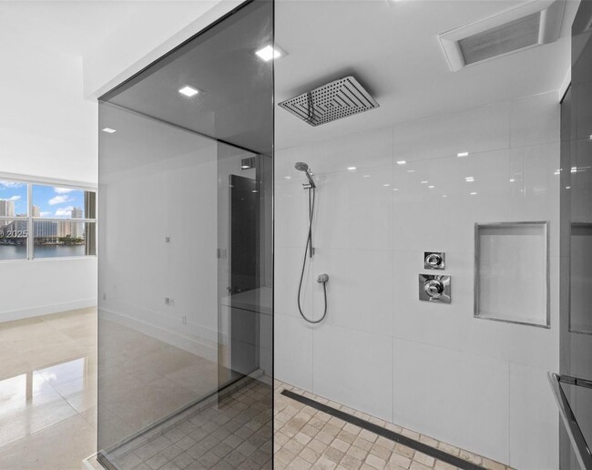 Building Photo - 1420 Brickell Bay Dr