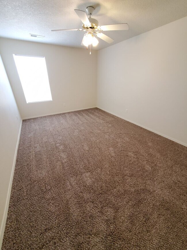 Building Photo - 3 Bedroom 2.5 Bathroom