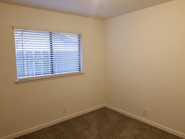 Building Photo - 3 Bedroom 2 Bath Home In East Redding