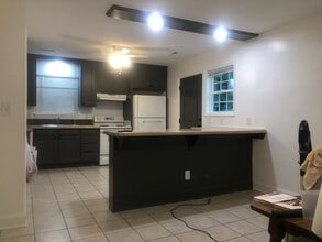 Building Photo - 877 Donaldson Rd