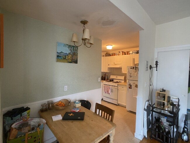 Building Photo - 590 Centre St