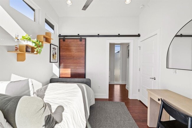 Building Photo - 1904 E 17th St