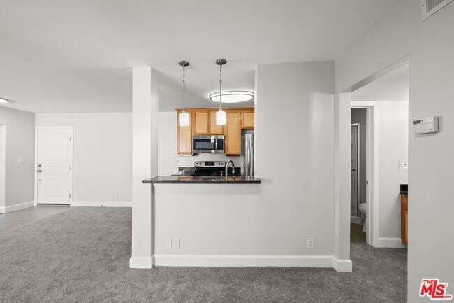 Building Photo - 10982 Roebling Ave