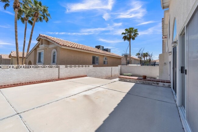 Building Photo - Beautiful Home in West with 4 bedrooms/3 b...