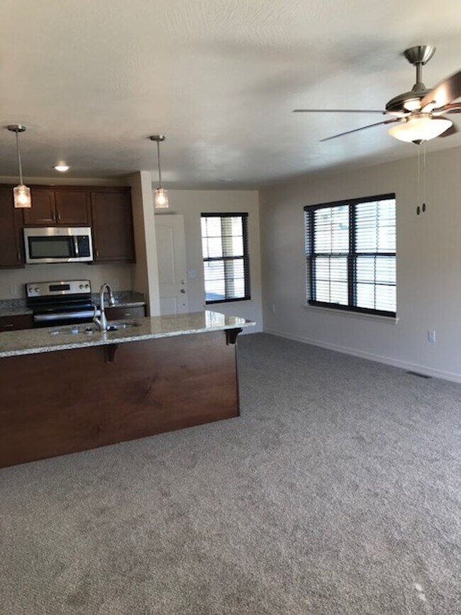 Building Photo - 3 Bedroom 2 Bath 2 Car Garage For Rent in Branson MO