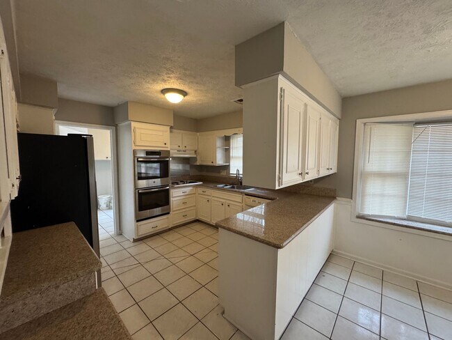 Building Photo - Large FOUR bedroom in Brentwood