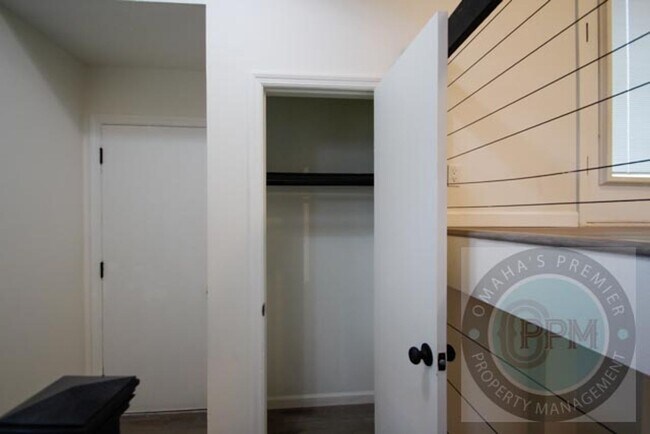 Building Photo - Spacious 4-bedroom, 3-bath home in Omaha