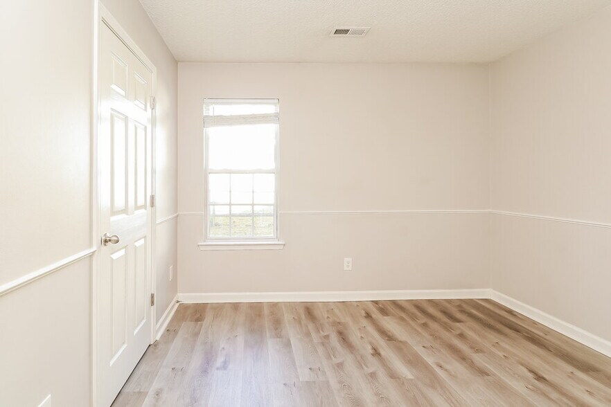 Building Photo - 3044 Hawick Commons Dr