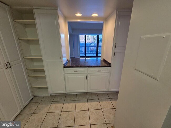 Building Photo - 3800 Fairfax Dr