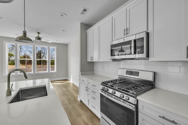 Building Photo - 425 Veritas St