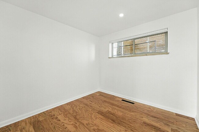 Building Photo - Great Property in the DU area!