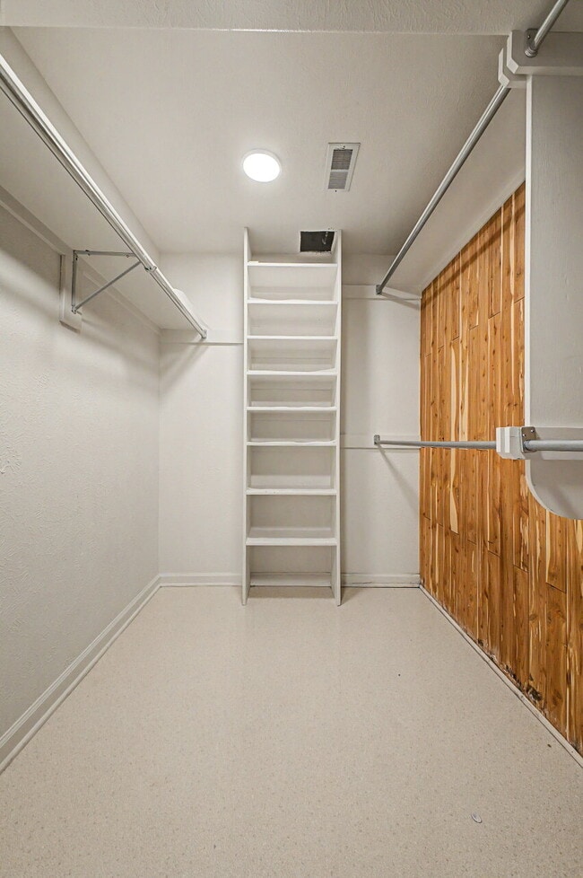 Building Photo - "Spacious 4-Bedroom Oasis with 4 Full Baths in Prime Englewood Location – 3306 Sq. Ft. of Comfort...