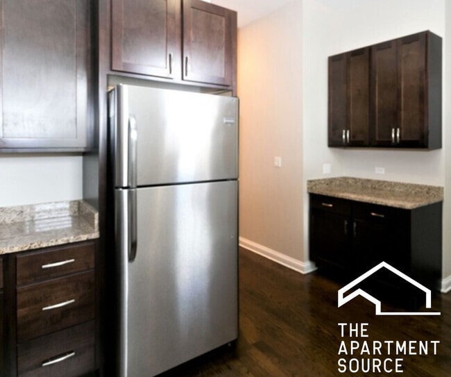 Building Photo - 1758 W Montrose Ave