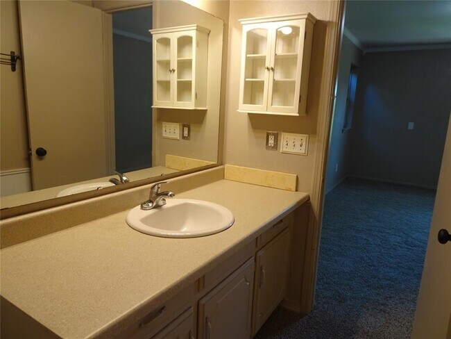 Building Photo - 600 Oak Creek Dr