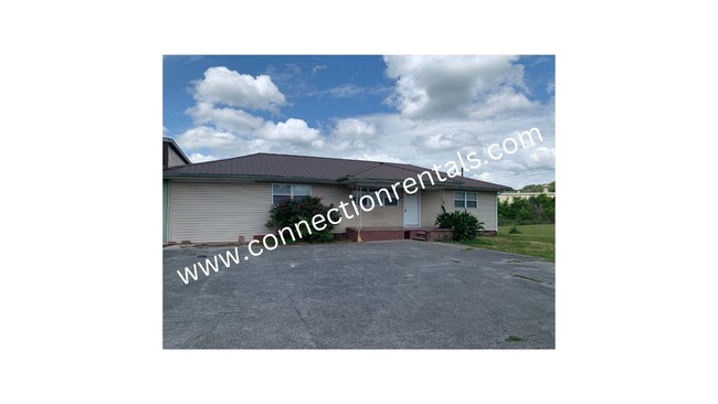 Building Photo - 3 bed 2 Bath Single-Family Home with Spaci...