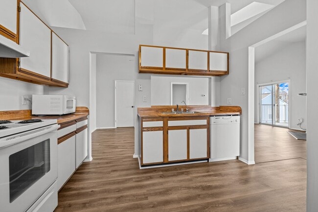Building Photo - Beautiful condo in Great Neck Landing