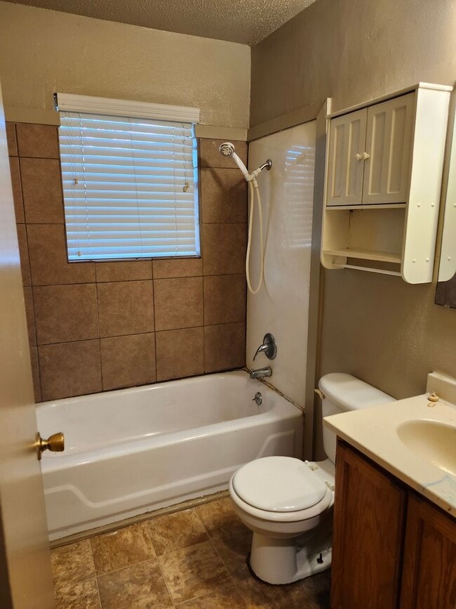 Building Photo - 2B/1B Townhome