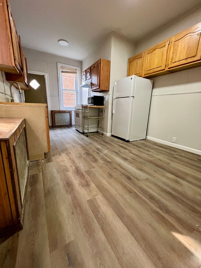 Building Photo - Stunning 3-Bedroom Townhome in Kingsessing! Available mid-April!